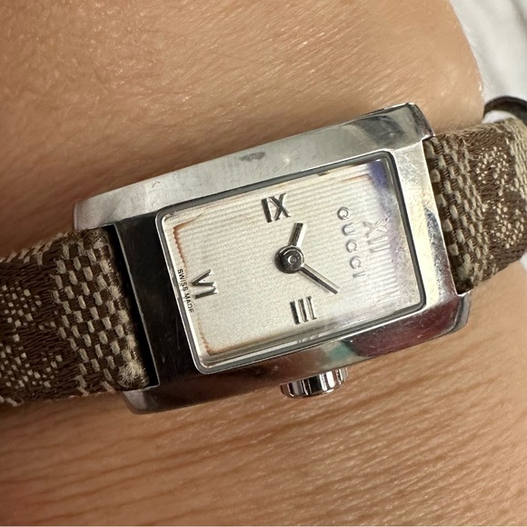 Gucci Stainless Steal Elegant Watch 8600l - Picture 1 of 3